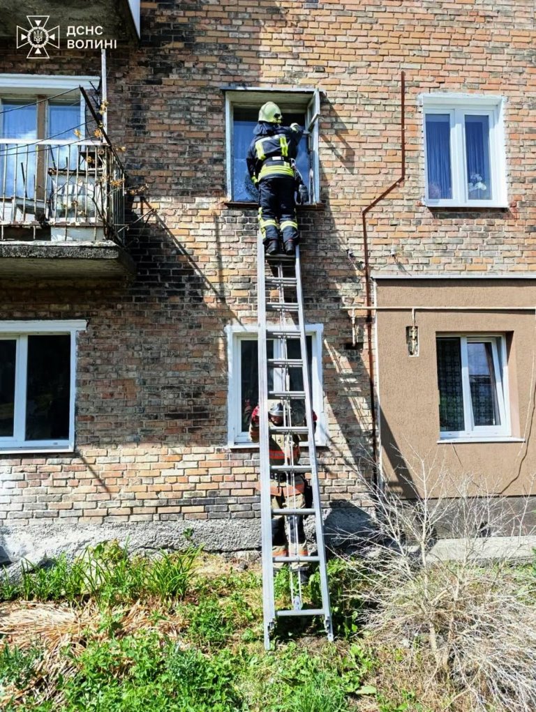 У Нововолинську рятувальники допомогли медикам потрапити у квартиру пенсіонерки, яка не виходила на зв’язок