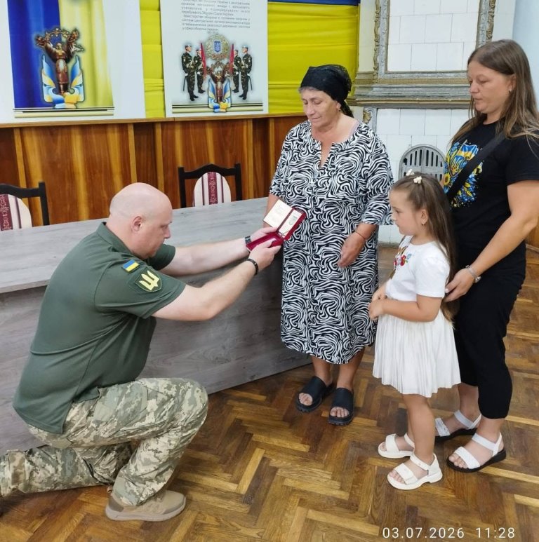 Матері воїна із Оваднівської громади Миколи Пеприка вручили його посмертну нагороду