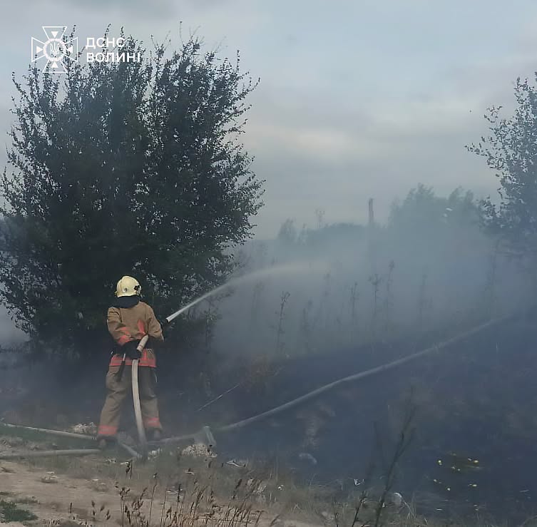 Минулої доби на Волині рятувальники ліквідували чотири пожежі на відкритих територіях, триває гасіння займань на торфовищах
