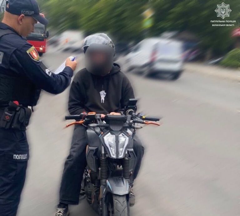 Без прав та страховки: у Луцьку зупинили неповнолітнього мотоцикліста
