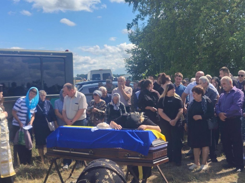 В Оваднівській громаді попрощалися із воїном Олександром Ракоєдовим