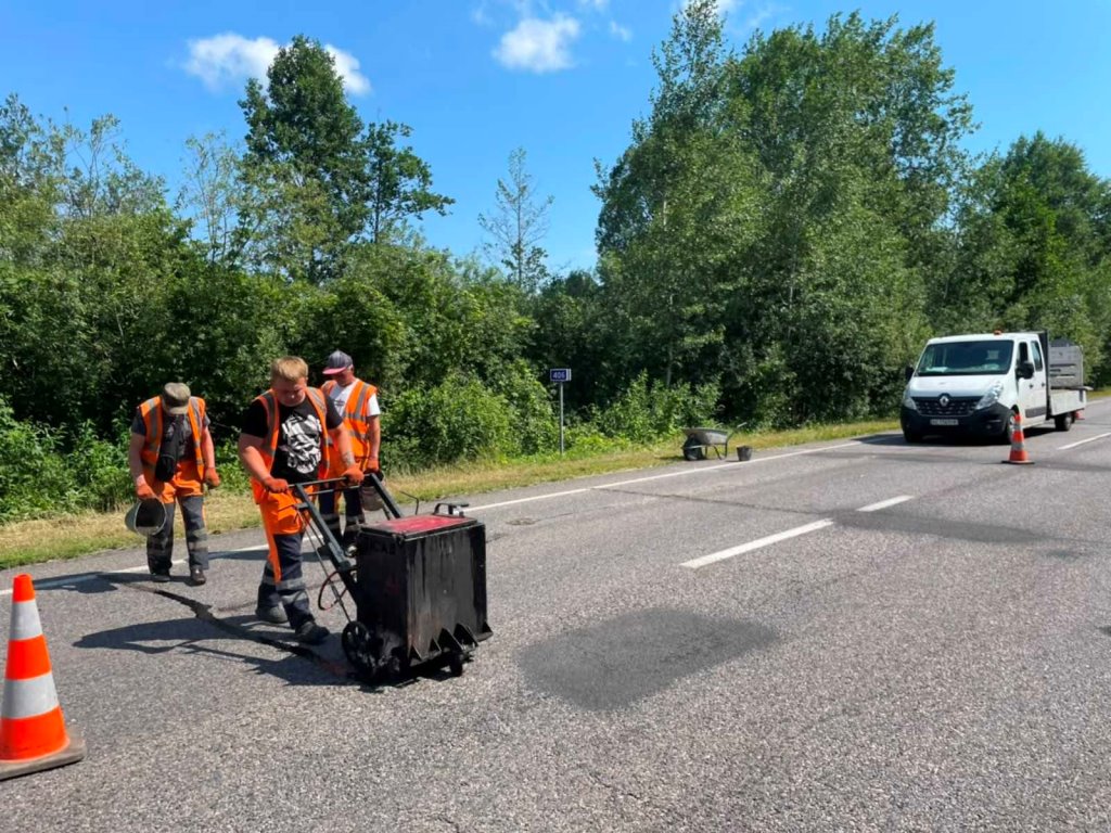 На Волині на автошляху міжнародного значення дорожники герметизують тріщини