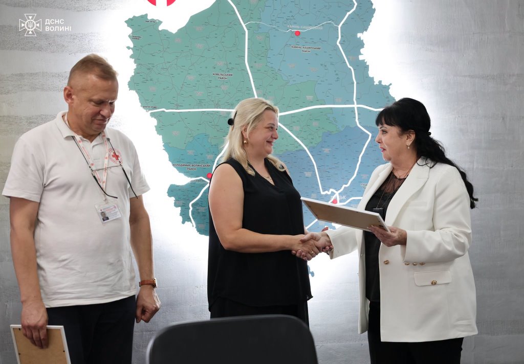 Комунальні заклади Волині отримали засоби індивідуального захисту органів дихання від Червоного Хреста