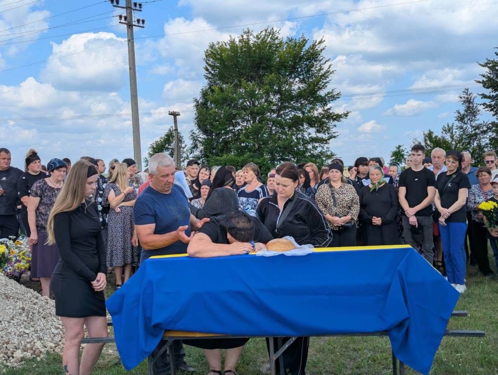 У Колодяжненській громаді попрощалися із воїном Петром Більчуком