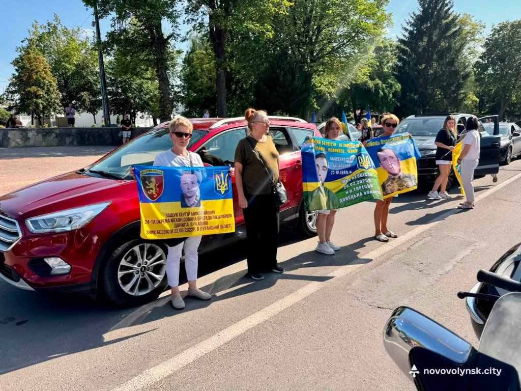 Не мовчимо про тих, кого чекають: у Нововолинській громаді відбувся патріотичний автопробіг