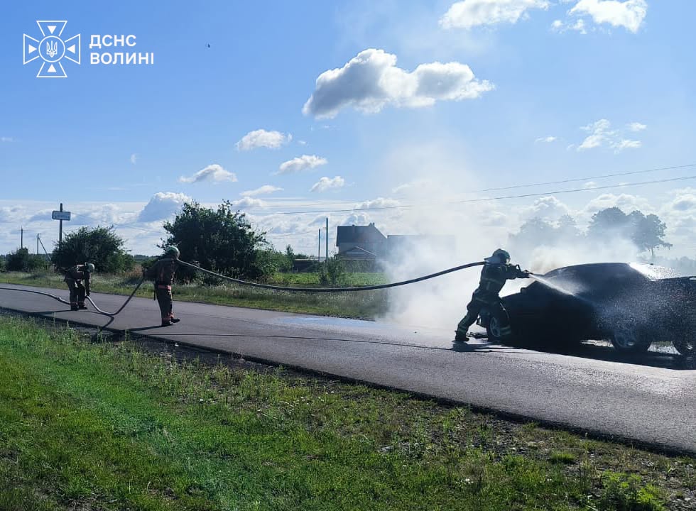 У Ковельському районі загорівся легковик