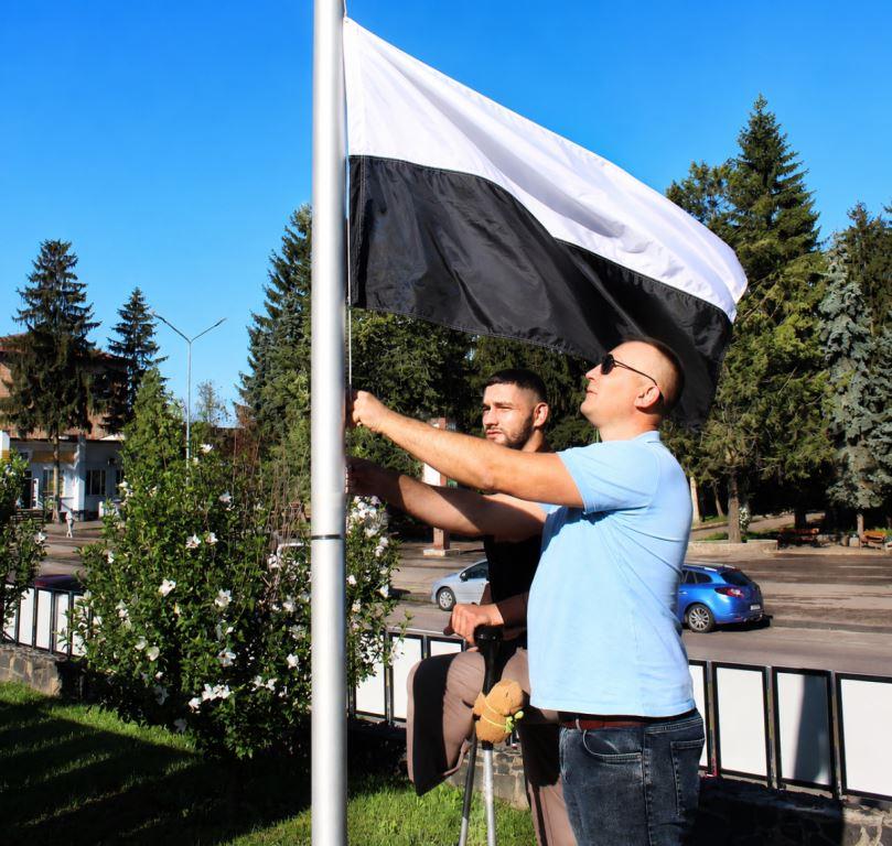Над Рожищем здійнявся біло-чорний Прапор Надії