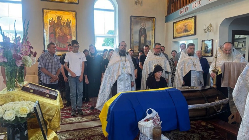 У Сошичненській громаді попрощалися із воїном Андрієм Супрунюком