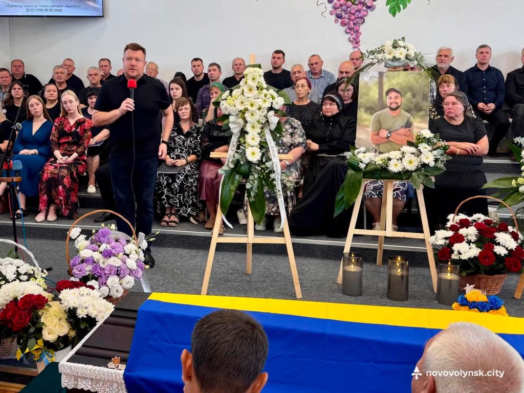 Нововолинська громада провела в останню земну дорогу Захисника — головного сержанта Миколу Мурмиля