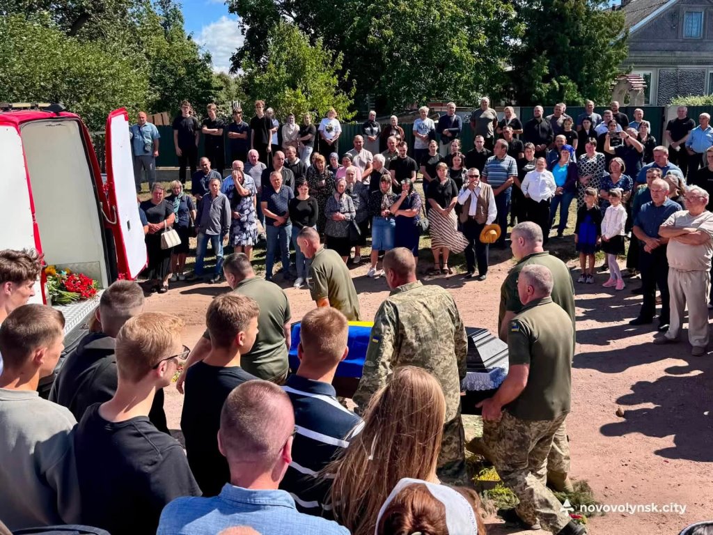 Нововолинська громада провела в останню земну дорогу Захисника — головного сержанта Миколу Мурмиля