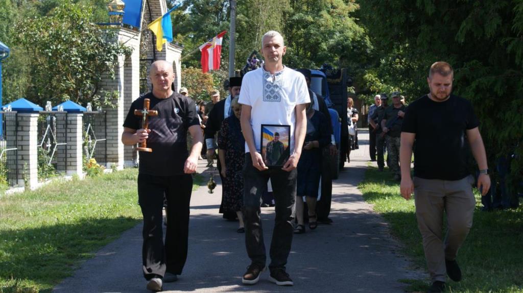 У Рожищі провели в останню дорогу воїна Олексія Калюха