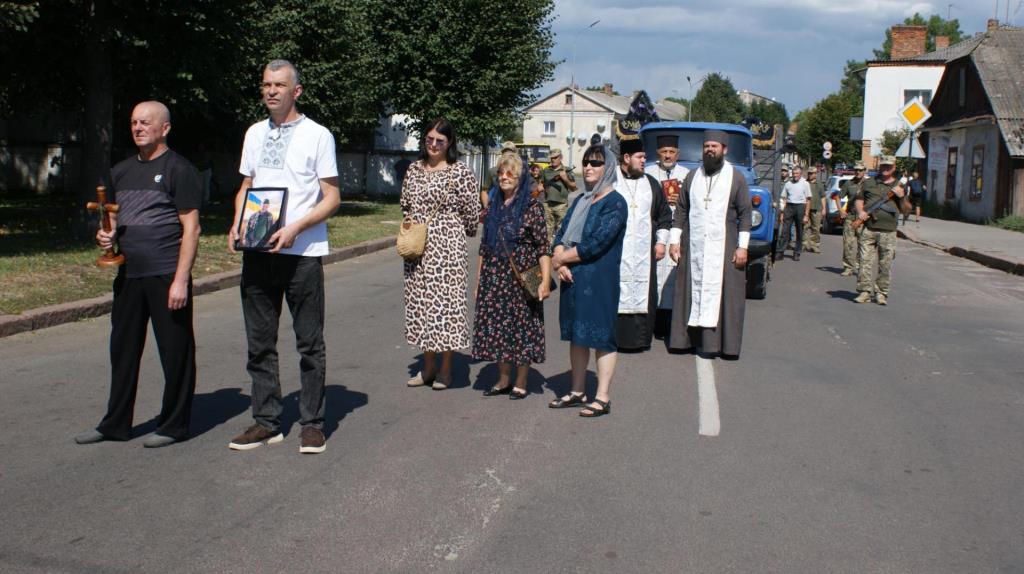 У Рожищі провели в останню дорогу воїна Олексія Калюха