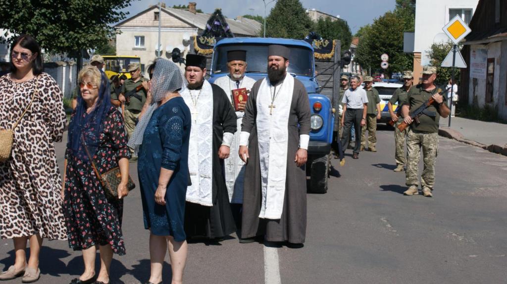 У Рожищі провели в останню дорогу воїна Олексія Калюха
