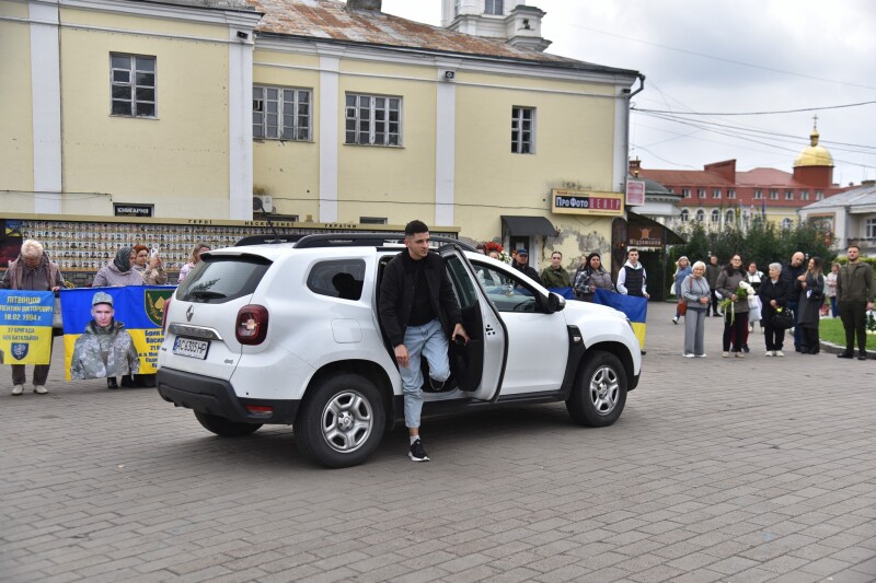 У Луцьку зустріли 27-річного захисника Павла Літвіна після понад чотирьох років російського полону