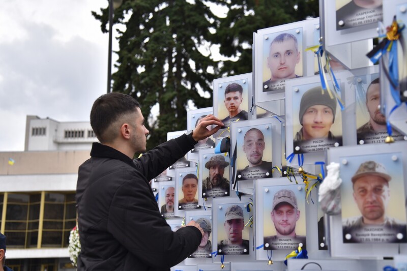 У Луцьку зустріли 27-річного захисника Павла Літвіна після понад чотирьох років російського полону