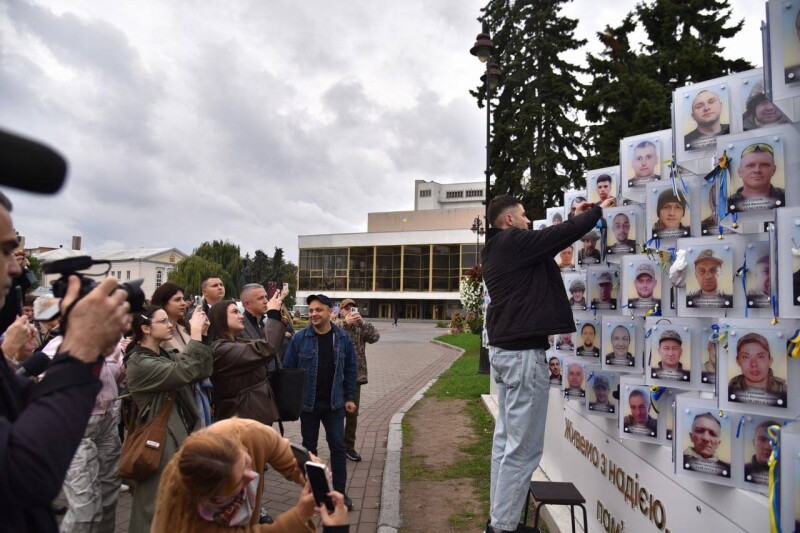 У Луцьку зустріли 27-річного захисника Павла Літвіна після понад чотирьох років російського полону